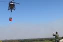  Helicóptero da PM auxilia no combate a incêndio em Ilha Grande
