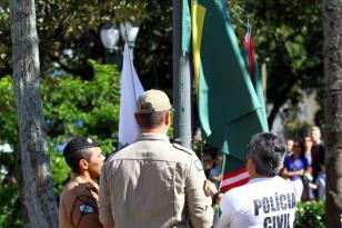 Polícias do Paraná reverenciam patriotismo e defesa da democracia ao comemorar o Dia do Tiradentes