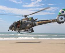 Céu e mar: Em conjunto, Corpo de Bombeiros e BPMOA fazem treinamento de guarda-vidas com apoio de aeronave em Matinhos