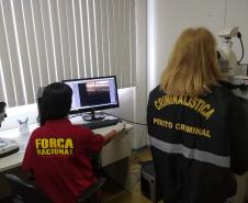 Peritos criminais do Instituto de Criminalística do Paraná e da Força Nacional de segurança fazem confronto balístico para o Programa Em Frente Brasil