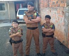  Policiais fazem surpresa para garoto que admira a Polícia Militar em Sapopema, nos Campos Gerais 