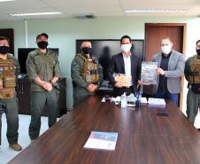 Secretário coronel Marinho recebe placa alusiva aos 30 anos de grupo especializado da Polícia Civil