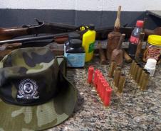 Polícia Ambiental prende dupla e apreende armas para caça na área rural de Tijucas do Sul, na RMC