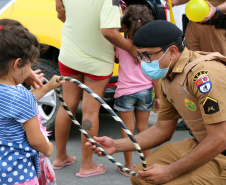 ONG doa brinquedos e Polícia Militar faz a entrega de presentes de Natal para crianças em Pontal do Paraná