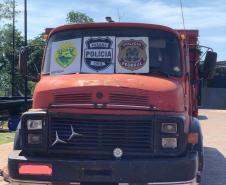 Caminhão carregado com 300 mil carteiras de cigarros contrabandeados é apreendido em Guaíra durante a Operação Hórus