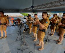 No pôr do sol, banda da Polícia Militar do Paraná anima população e veranistas de Guaratuba