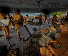 No pôr do sol, banda da Polícia Militar do Paraná anima população e veranistas de Guaratuba