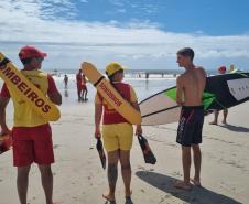 Curso do Corpo de Bombeiros no Litoral prepara surfistas para salvamentos de forma segura