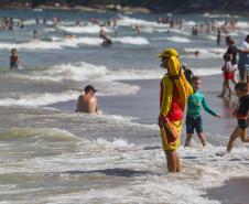 Corpo de Bombeiros faz 1.264 salvamentos na água durante o Verão Maior Paraná nas praias