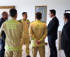 Governador recebe bombeiro paranaense que combateu incêndios florestais no Canadá