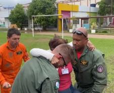Paraná ajuda atendimentos em Santa Catarina com bombeiros e helicóptero
