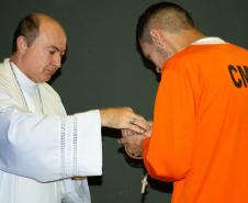 Em primeiro ato católico ao público masculino, Bispo Dom Zico celebra missa no Complexo Médico Penal