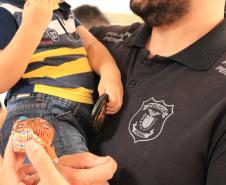 Crianças e adolescentes em acolhimento social de Cascavel recebem visita e presentes de policiais penais
