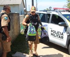 Policiais militares doam material escolar para crianças em Guaratuba
