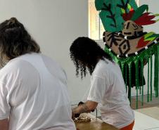 Mulheres privadas de liberdade produzem fantasias para escola de samba de Curitiba