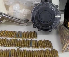 Polícia Militar apreende 30 quilos de cocaína e armas em casa suspeita em Curitiba