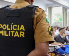 Vídeo de policial militar abraçando alunos em Ponta Grossa viraliza na internet