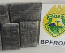Polícia Militar do Paraná apreende 5 quilos de cocaína em ônibus na BR-277