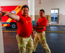 Bombeiros seguem recebendo doações para vítimas do RS e renovam equipe de salvamento