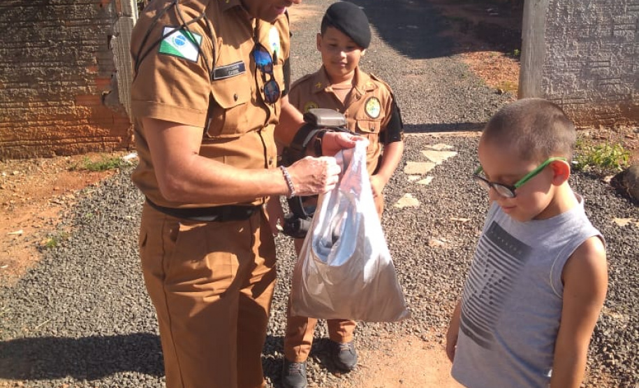 Policiais fazem surpresa para garoto que admira a Polícia Militar em Sapopema, nos Campos Gerais
