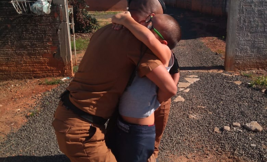 Policiais fazem surpresa para garoto que admira a Polícia Militar em Sapopema, nos Campos Gerais