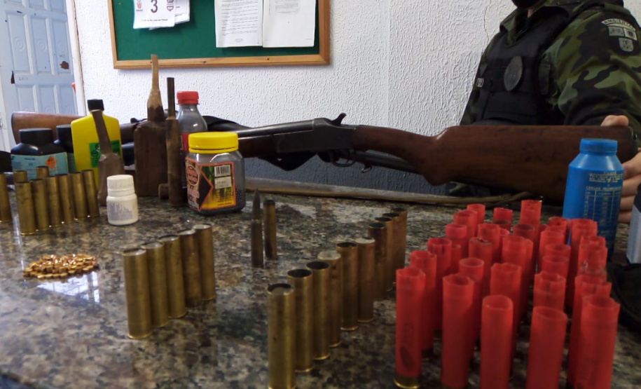 Polícia Ambiental prende dupla e apreende armas para caça na área rural de Tijucas do Sul, na RMC