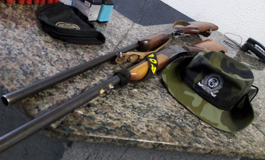 Polícia Ambiental prende dupla e apreende armas para caça na área rural de Tijucas do Sul, na RMC