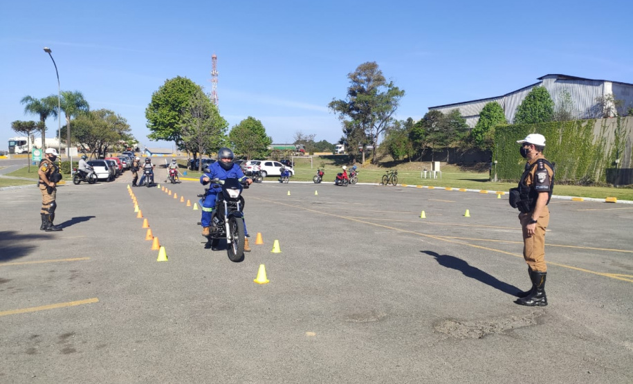 BPTran faz instrução de direção defensiva com motociclistas durante a Semana Nacional de Trânsito