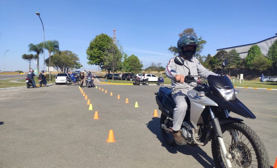 BPTran faz instrução de direção defensiva com motociclistas durante a Semana Nacional de Trânsito
