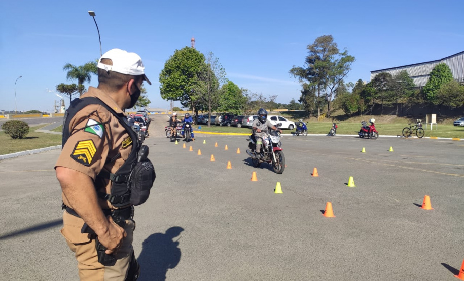 BPTran faz instrução de direção defensiva com motociclistas durante a Semana Nacional de Trânsito