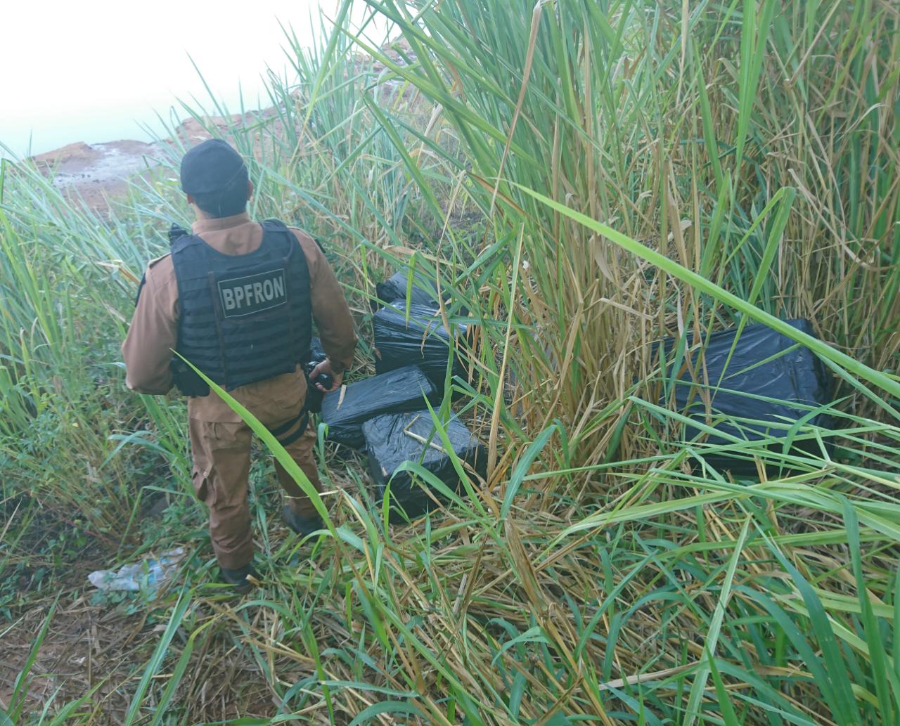 BPFron apreende 1,1 mil pacotes de cigarros em porto clandestino de Foz do Iguaçu