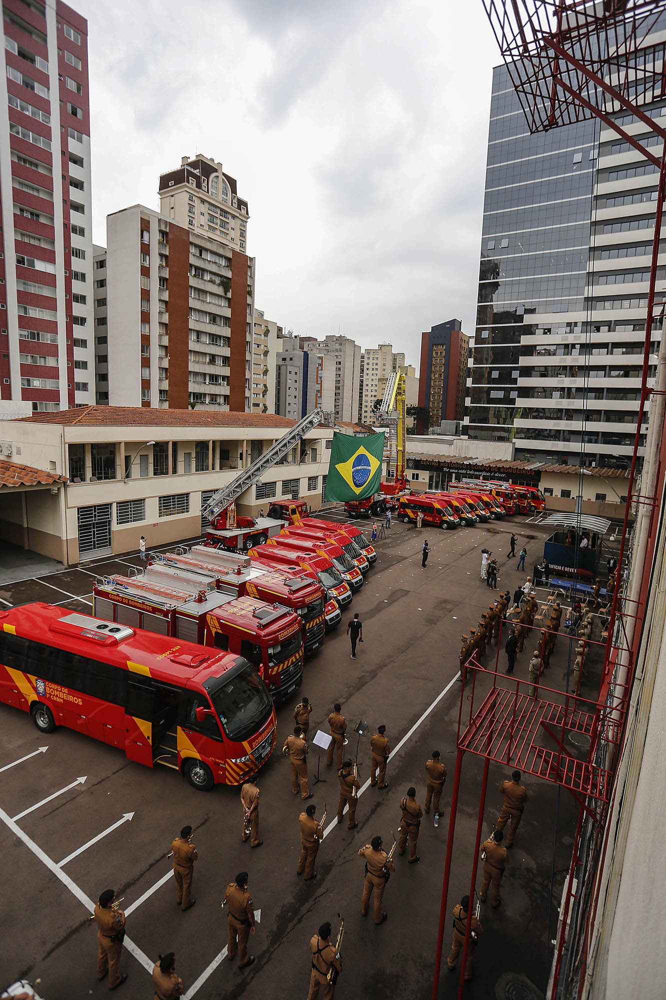 Governador entrega 15 novas viaturas para o Corpo de Bombeiros