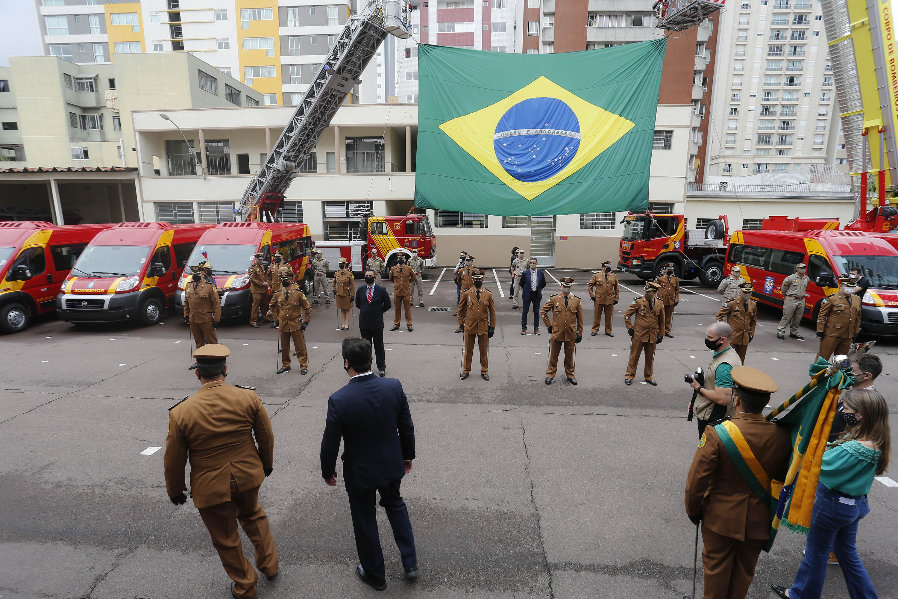 Governador entrega 15 novas viaturas para o Corpo de Bombeiros