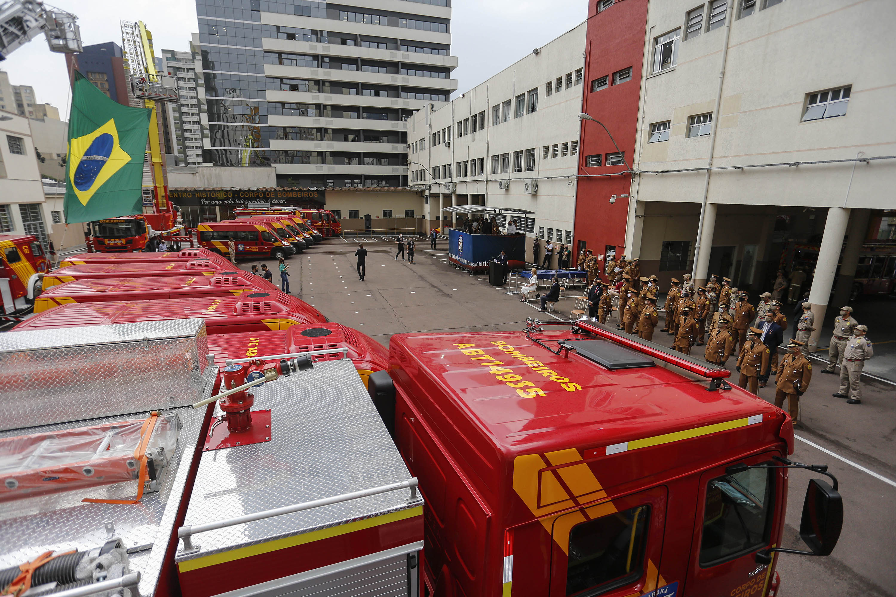 Governador entrega 15 novas viaturas para o Corpo de Bombeiros