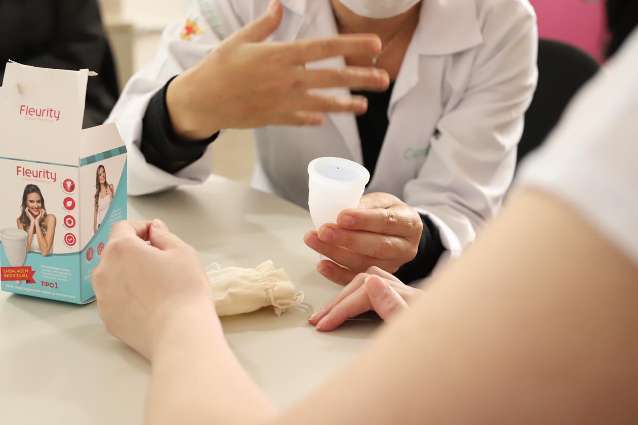 Presas da Penitenciária Feminina do Paraná recebem coletores menstruais
