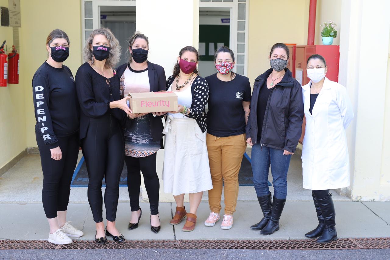 Presas da Penitenciária Feminina do Paraná recebem coletores menstruais