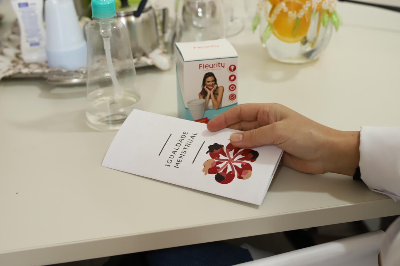 Presas da Penitenciária Feminina do Paraná recebem coletores menstruais