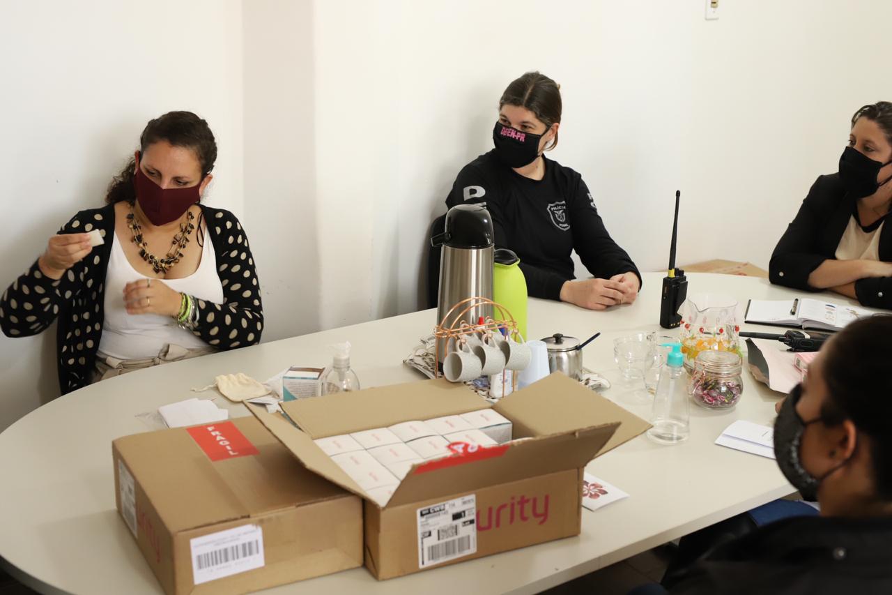 Presas da Penitenciária Feminina do Paraná recebem coletores menstruais
