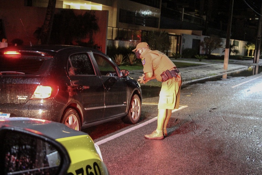 Mais de 3 mil estabelecimentos comerciais foram fiscalizados desde sábado no Paraná