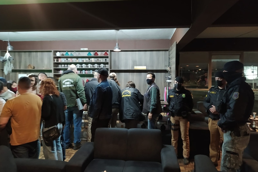 Força-tarefa aplica multas e apreende materiais contrabandeados em Curitiba