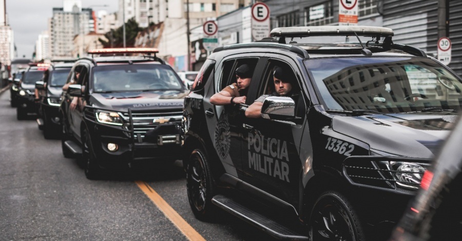 policias dentro das viaturas