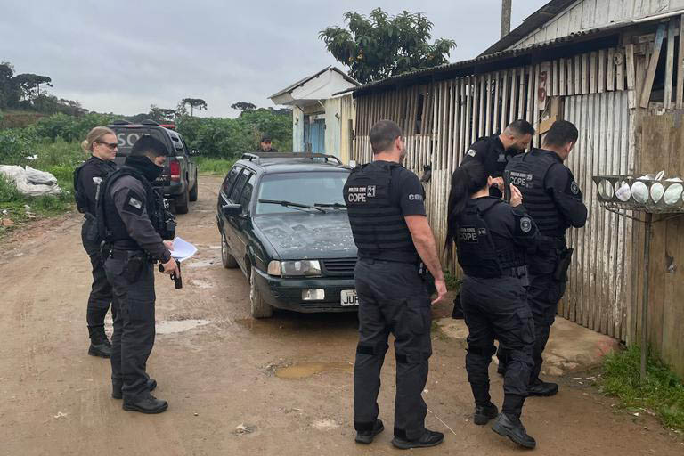 Polícia cumprindo mandados de prisão