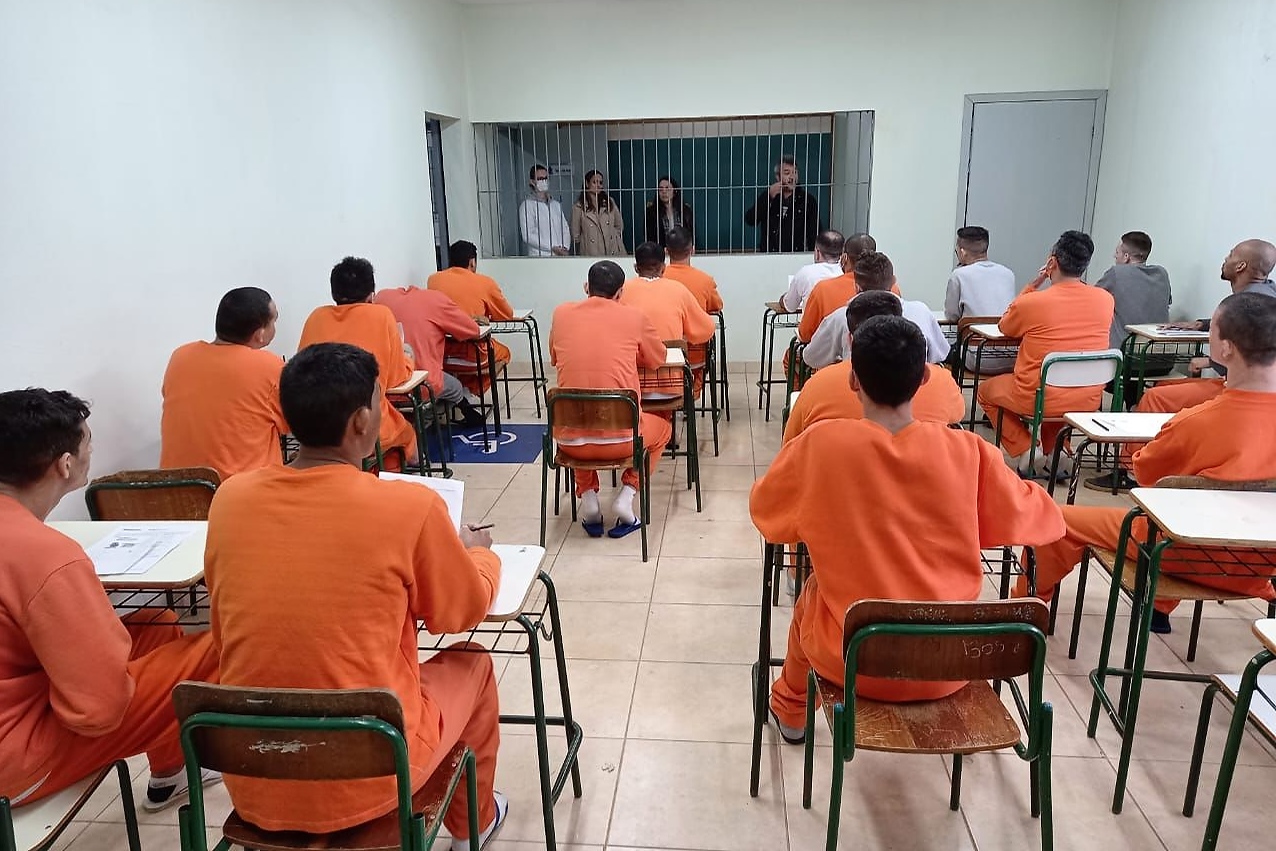 Pessoas privadas de liberdade assistem aula de cursinho preparatório para o Encceja