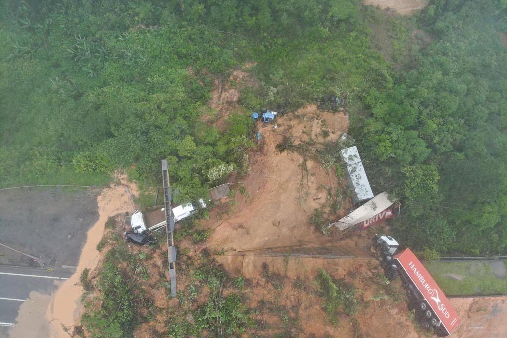 Governo do Paraná divulga telefones de contato para familiares das vítimas da BR-376