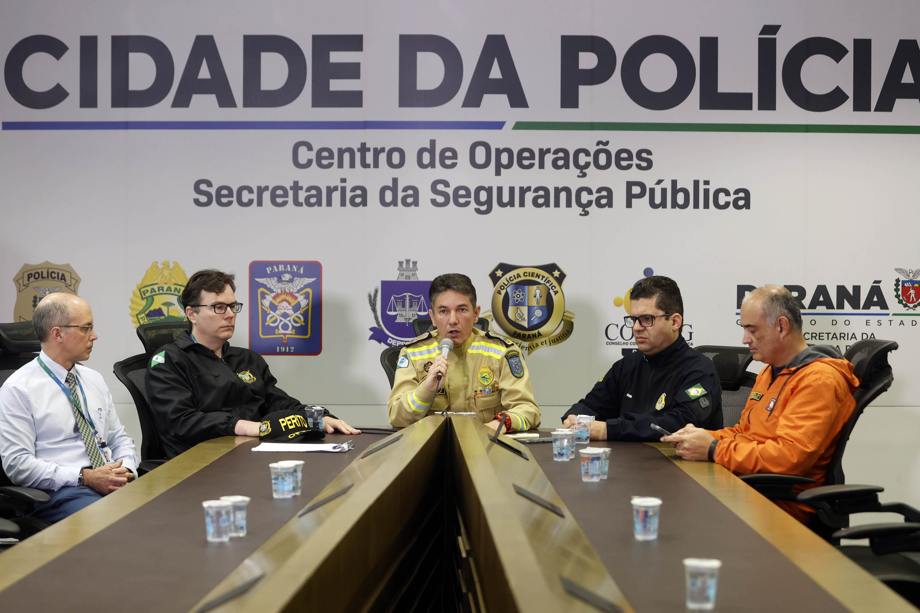 Buscas na BR-376 têm equipes em solo e apoio de câmeras; quatro veículos já foram retirados