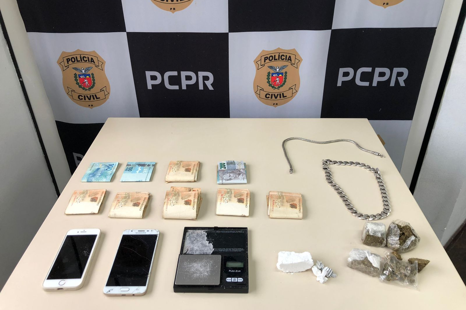 Drogas e celulares em frente à painel da PCPR
