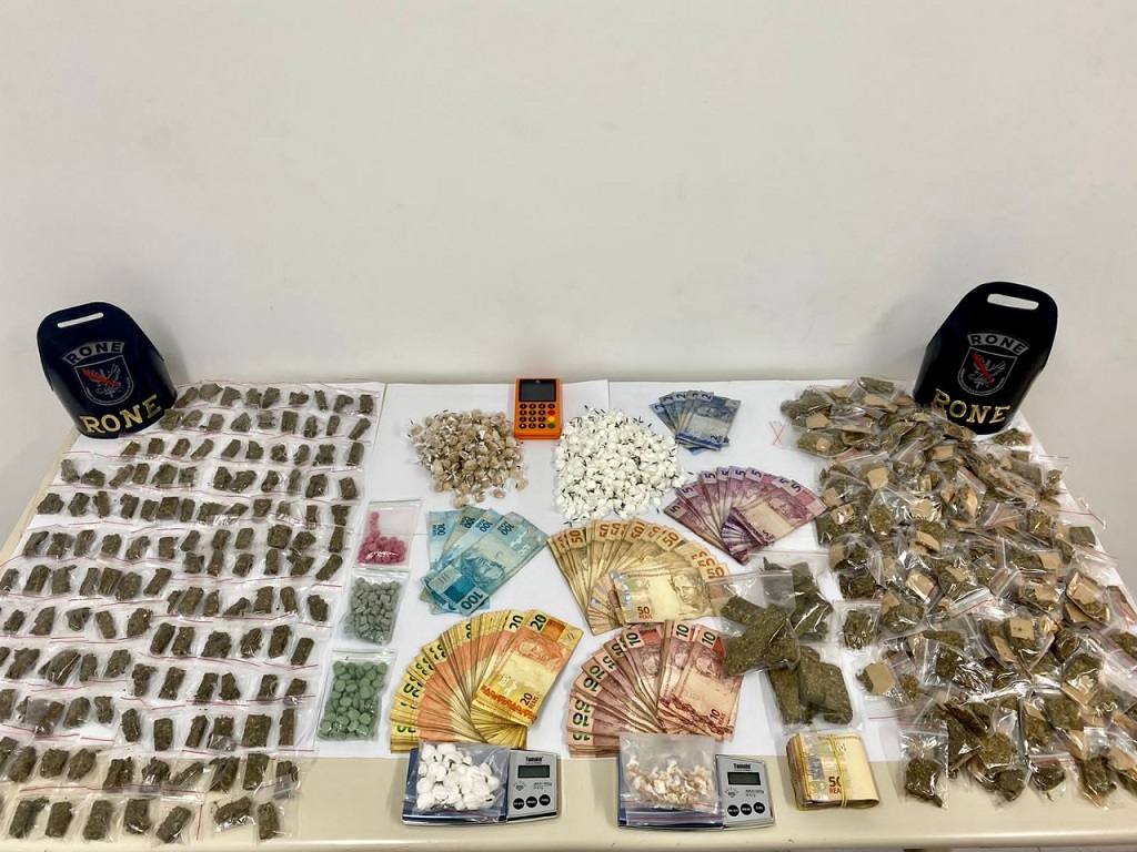 PMPR prende três pessoas por tráfico de drogas durante Operação Batida Policial