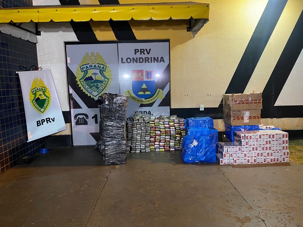 Polícia Rodoviária apreende mais de 500 quilos de drogas em fundo falso de ônibus de turismo