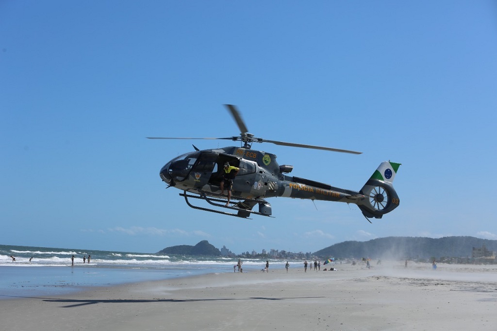 Polícia Militar orienta banhistas sobre como agir em pousos de helicóptero na praia