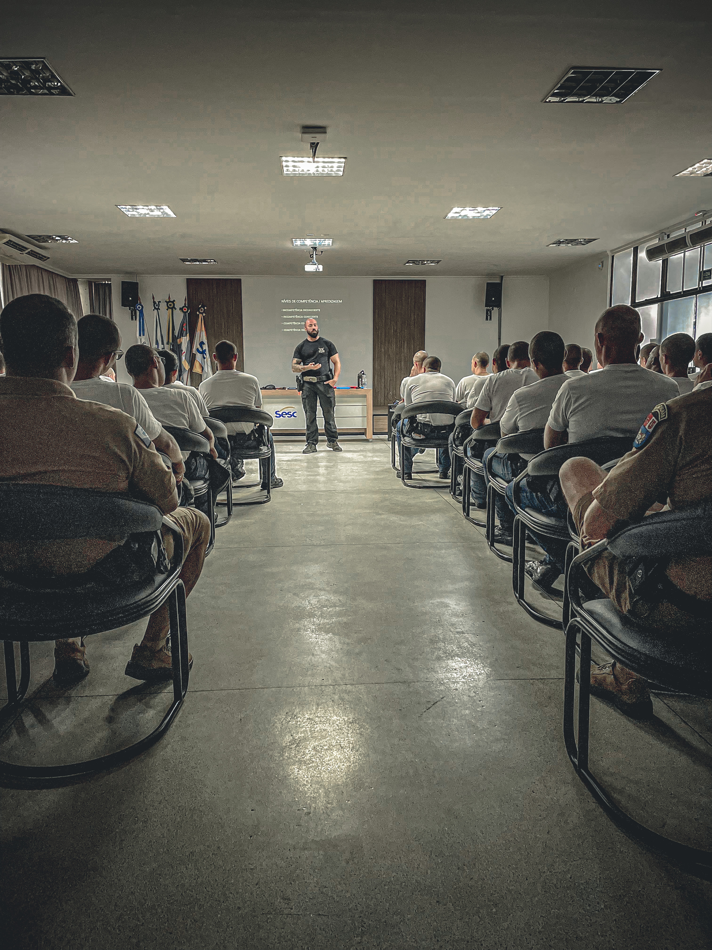 63 alunos do Curso de Formação de Praças do 9° Batalhão da Polícia Militar do Paraná, de Paranaguá, no Litoral do Estado, tiveram uma aula nesta sexta com o policial penal Rodrigo Almeida.